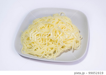 白い背景の茹でた米粉ラーメン 99852819