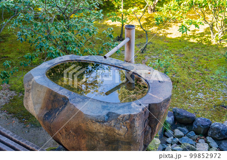 京都　建仁寺の手水鉢 99852972