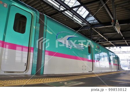 鉄道イメージ　東北新幹線はやぶさE5系先頭車両の1号車 99853012