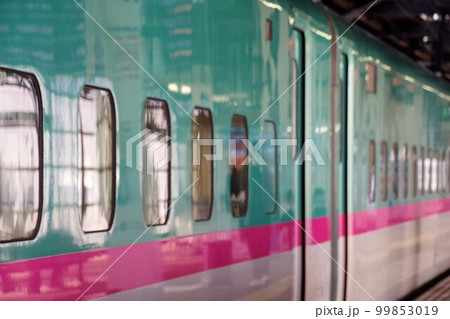 東北新幹線イメージ　E5系新幹線カラーの背景素材 99853019