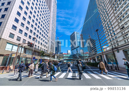 日本の横浜都市景観 横浜駅やJR横浜タワー、横浜タカシマヤなどを望む 99853136