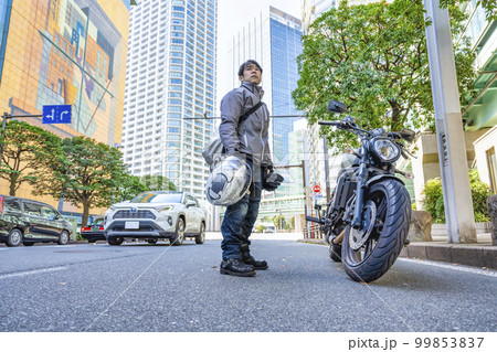大型バイクと男性ライダー　横浜 99853837