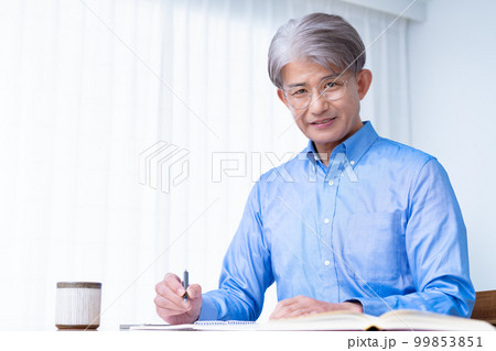 リビングで勉強するミドルの男性 99853851
