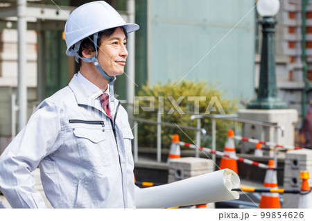 工事現場に立つ現場監督 99854626