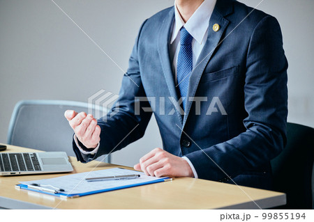 法律相談を受ける若い弁護士 99855194