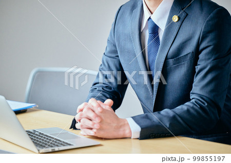 法律相談を受ける若い弁護士 99855197