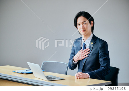 胸に手を当てる若い弁護士 99855198