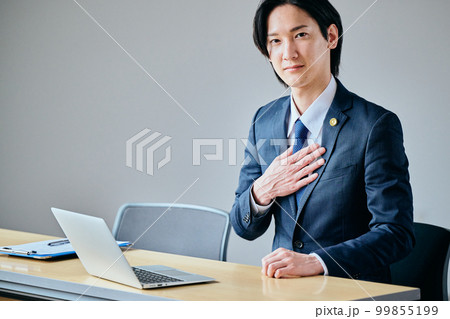 胸に手を当てる若い弁護士 99855199