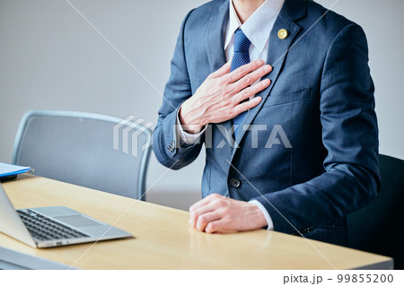 胸に手を当てる若い弁護士 99855200