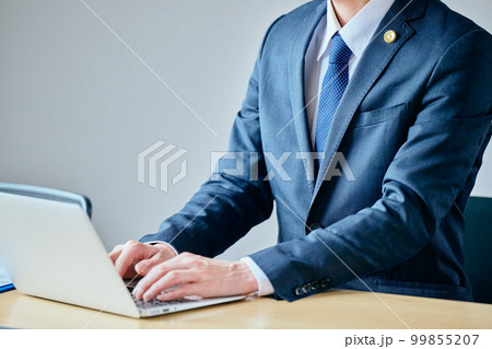 パソコンをタイピングする若い弁護士 99855207