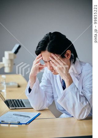仕事で失敗して頭を抱える白衣の男性 99855221