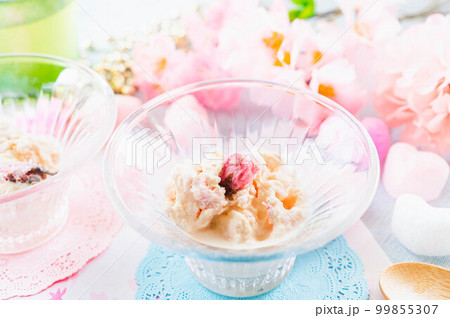 サクラの花のアイスクリーム サクラの花のアイスクリーム 99855307