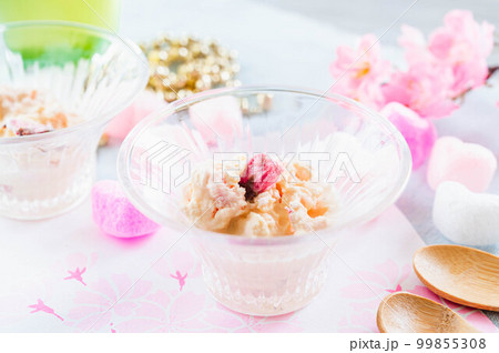 サクラの花のアイスクリーム 99855308