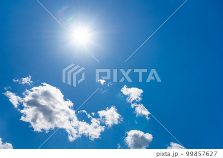 冬の青空と太陽 99857627