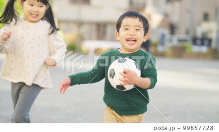 公園で遊ぶ姉妹 公園で遊ぶ姉妹 99857728