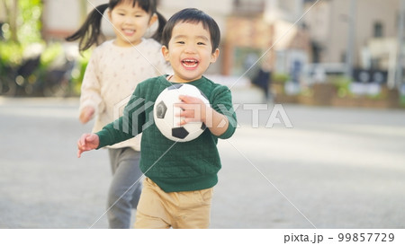 公園で遊ぶ姉妹 99857729