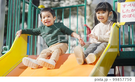 手を繋いで滑り台を滑る子供達 手を繋いで滑り台を滑る子供達 99857750
