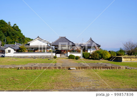 川原寺跡(手前)・弘福寺(奥)/奈良県明日香村 川原寺跡(手前)・弘福寺(奥)/奈良県明日香村 99857836