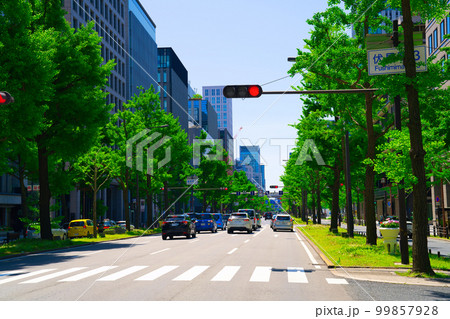 【大阪府】4月・青空の下、爽やかな休日の御堂筋を観光する 【大阪府】4月・青空の下、爽やかな休日の御堂筋を観光する 99857928