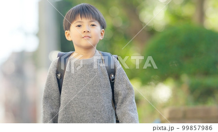 ランドセルを背負って歩く少年 ランドセルを背負って歩く少年 99857986