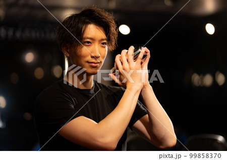 シェイカーを振る男性 99858370