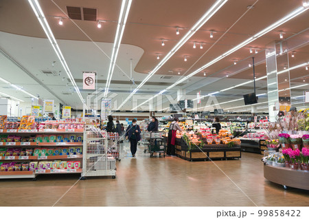 2月・休日に妻とショッピング、物価上昇で食料品が値上がりのため節約する主婦 99858422