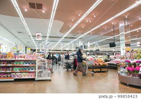2月・休日に妻とショッピング、物価上昇で食料品が値上がりのため節約する主婦 99858423