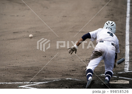 バントをする打者（高校野球） 99858526