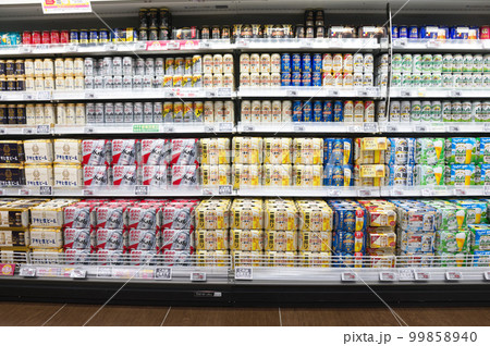 休日に近くのショッピングセンターへ妻と買い物、飲料品売り場 99858940