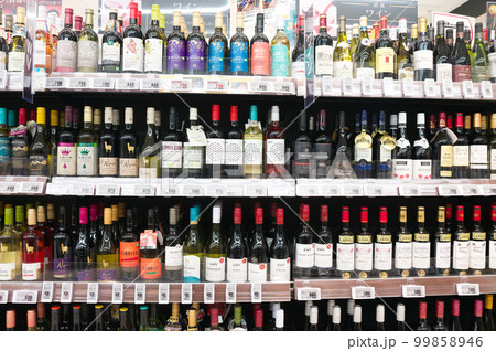 休日に近くのショッピングセンターへ妻と買い物、飲料品売り場 99858946