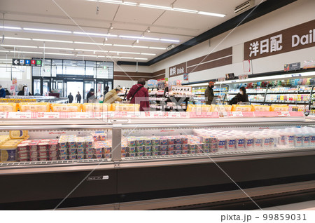 2月・休日に妻とショッピング、物価上昇で食料品が値上がりのため節約する主婦 99859031