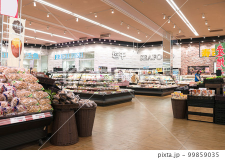 2月・休日に妻とショッピング、物価上昇で食料品が値上がりのため節約する主婦 99859035