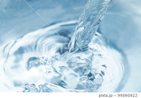 水面に落ちる水　水しぶき・水柱 99860922