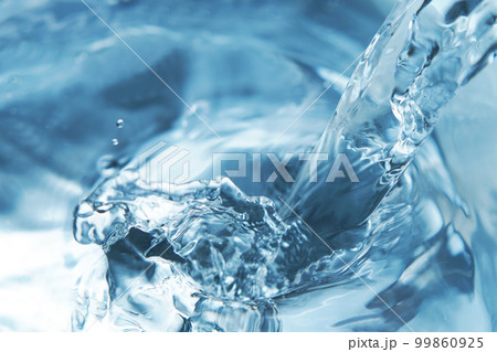 水面に落ちる水　水しぶき・水柱 99860925