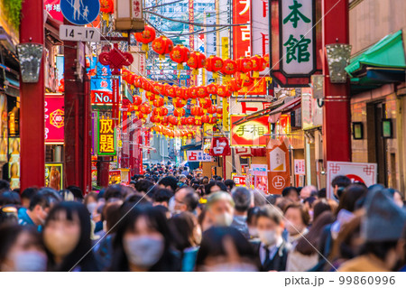 日本の横浜都市景観 横浜中華街・市場通りなど。いまだコロナ禍だが、もはやコロナ禍前の人出＝3月4日 99860996
