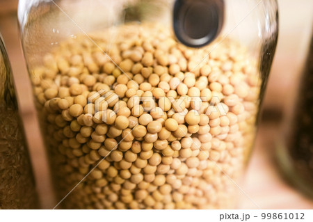 瓶に入った大豆 99861012