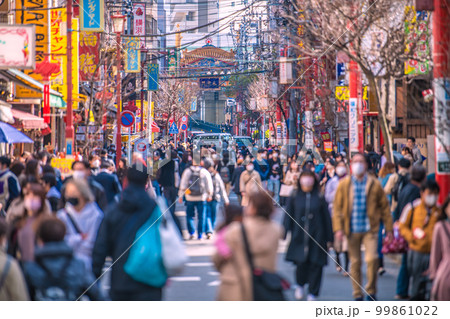日本の横浜都市景観 横浜中華街・朱雀門など。いまだコロナ禍だが、もはやコロナ禍前の人出＝3月4日 99861022
