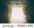 暗いトンネルに差し込む光　希望 99861496