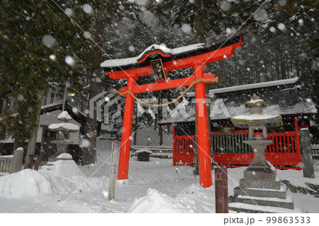 雪が舞う神社の鳥居(鎮神社 奈良井宿 長野県 塩尻市) 雪が舞う神社の鳥居(鎮神社 奈良井宿 長野県 塩尻市) 99863533