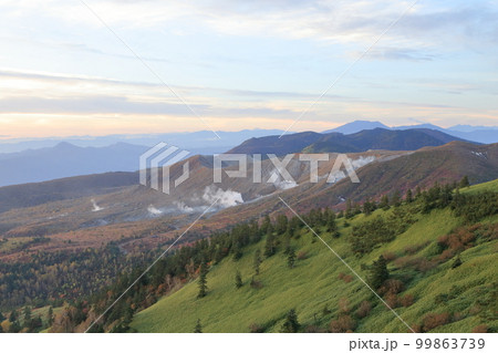 白煙をあげる白根山(芳ヶ平湿原 群馬県 渋峠) 白煙をあげる白根山(芳ヶ平湿原 群馬県 渋峠) 99863739
