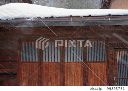 雪が舞う宿場町の建物(奈良井宿 長野県 塩尻市) 雪が舞う宿場町の建物(奈良井宿 長野県 塩尻市) 99863781