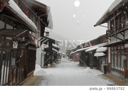 寒さ厳しい時期の宿場町の街並み(奈良井宿 長野県 塩尻市) 寒さ厳しい時期の宿場町の街並み(奈良井宿 長野県 塩尻市) 99863782