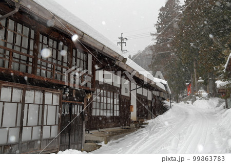 寒さ厳しい時期の宿場町の街並み(奈良井宿 長野県 塩尻市) 寒さ厳しい時期の宿場町の街並み(奈良井宿 長野県 塩尻市) 99863783