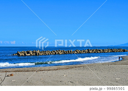 富山湾　岩瀬浜海岸　釣り人 99865501