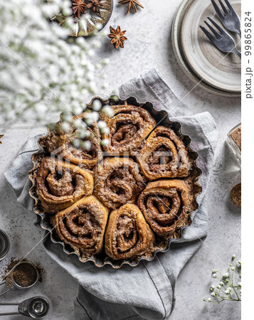 Homemade Cinnamon rolls buns in baking pan on table background. Top view Homemade Cinnamon rolls buns in baking pan on table background. Top view 99865824