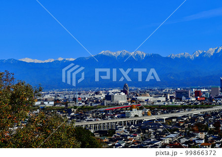 呉羽山展望台から見晴らす富山市街と立山連峰　 99866372