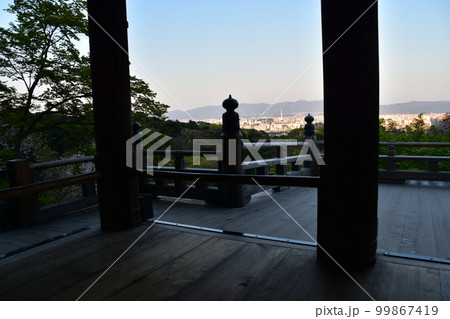 日本の京都 春の清水寺 清水の舞台と呼ばれる本堂 美しい朝日と青空と街並み 奥の院からの展望 日本の京都 春の清水寺 清水の舞台と呼ばれる本堂 美しい朝日と青空と街並み 奥の院からの展望 99867419