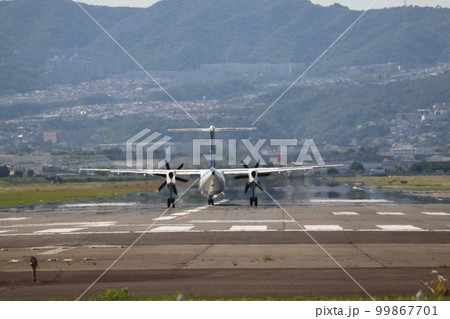 大阪伊丹空港の滑走路で離陸しようとする飛行機 大阪伊丹空港の滑走路で離陸しようとする飛行機 99867701