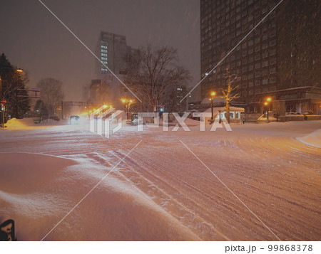 雪の降る夜の札幌市内大通り交差点 雪の降る夜の札幌市内大通り交差点 99868378
