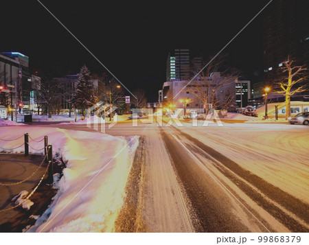 雪の降る夜の札幌市内大通り交差点 雪の降る夜の札幌市内大通り交差点 99868379